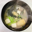 赤からし菜と豆腐と小揚げの味噌汁